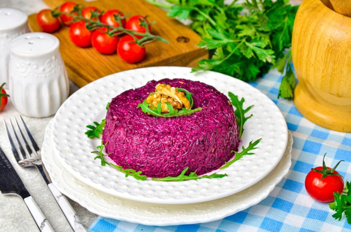 salat-svekla-s-chesnokom-i-greckim-orexom_1640164034_12_max